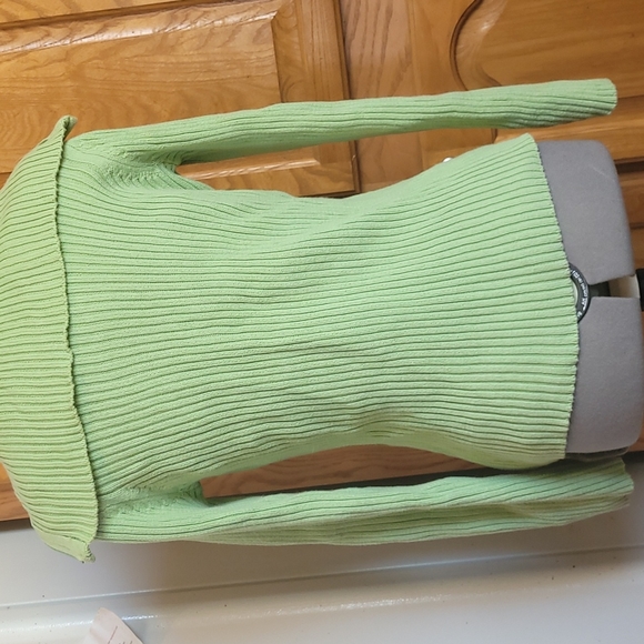 Spring green knitted sweater, estimated size M. - Picture 2 of 5